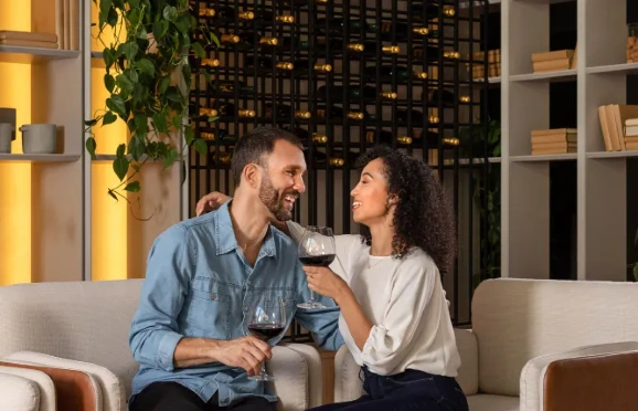 A adega traz charme ao ambiente e praticidade para quem quer ter um bar em casa